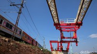 Proyek rel kereta api sepanjang 34,14 kilometer itu ditargetkan selesai pada awal tahun 2019.