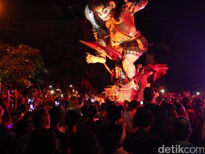 Ribuan Turis Asing dan Domestik Ramaikan Pawai Ogoh-ogoh di Bali