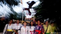 Sejumlah umat Hindu nampak mengarak ogoh-ogoh di kawasan Tanah Abang, Jakarta, Senin (27/3/2017).