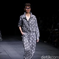 Koleksi Monokrom dari Barli Asmara yang bertajuk Kain Negri yang bertempat di Plaza Indonesia Lt. 8 Jakarta. [Foto: Mohammad Abduh/Wolipop]