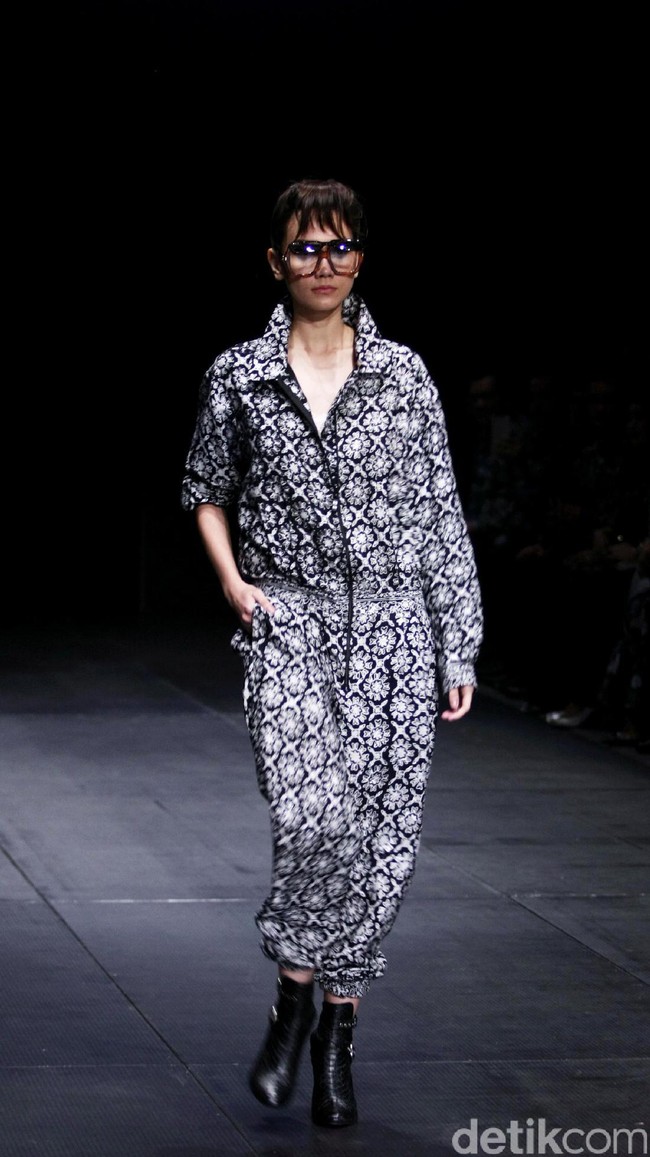 Koleksi Monokrom dari Barli Asmara yang bertajuk Kain Negri yang bertempat di Plaza Indonesia Lt. 8 Jakarta. [Foto: Mohammad Abduh/Wolipop]