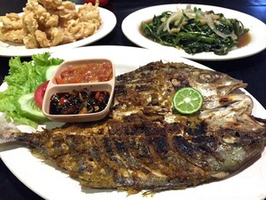 Rumah Makan Pesona: Lembut Gurih Ikan Kuwe Bakar Berbumbu Makassar