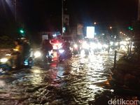  Banjir 1 Meter Rendam Ribuan Rumah di Mojokerto, Warga Diungsikan