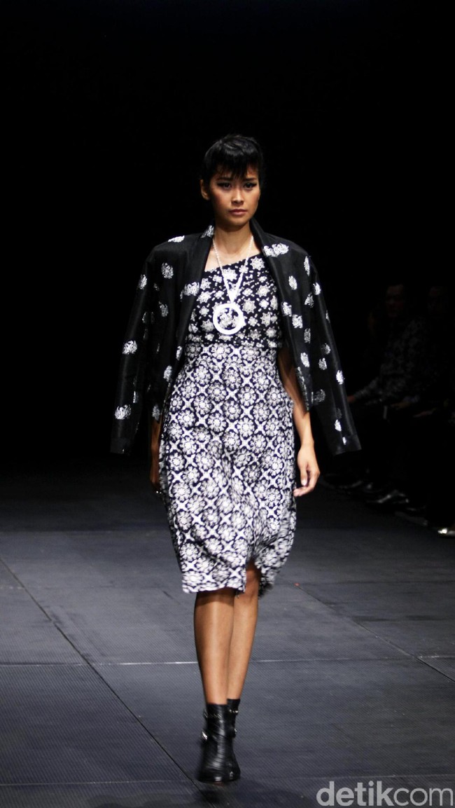 Koleksi Monokrom dari Barli Asmara yang bertajuk Kain Negri yang bertempat di Plaza Indonesia Lt. 8 Jakarta. [Foto: Mohammad Abduh/Wolipop]