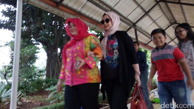 Debby, kakak Ridho Rhoma tiba di BNN.