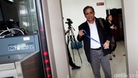 Selain Roby, tiga calon lainnya adalah Sarwono Sutikno, Vinsensius Manahan Mesnan Silalahi, dan Wahyu Sardjono.