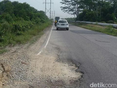  Jalanan di Kabupaten Siak, Riau banyak yang berlubang dan bergelombang