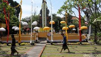 Umat Hindu berdatangan ke pura untuk sembahyang.
