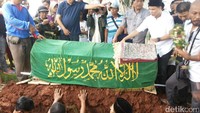 Jenazah Eko DJ tiba di pemakaman tepat pukul 12.45 WIB. (Foto: Veynindia Esaloni Pardede/detikHOT)