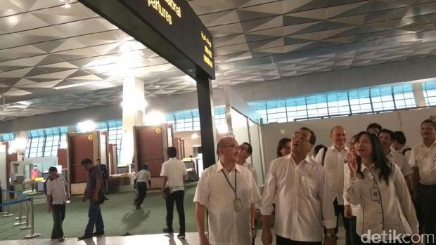 Menhub Budi Karya di Terminal 3 Bandara Soetta