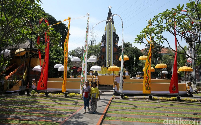 Pura Aditya Jaya, Rawamangun, Jakarta Timur, menjadi tempat perayaan Nyepi umat Hindu di Jakarta, Selasa (28/3/2017). Nyepi dirayakan dengan melakukan kegiatan keagamaan di pura.