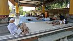 Umat Hindu Rayakan Nyepi dengan Berdoa di Pura Aditya Jaya