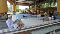 Mereka merayakan Nyepi dengan beristirahat atau bersantai di sekitar pura.