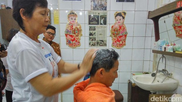 Sandiaga potong rambut di Ko Tang / 