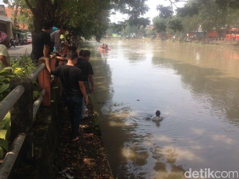 Seorang pria melakukan percobaan bunuh diri