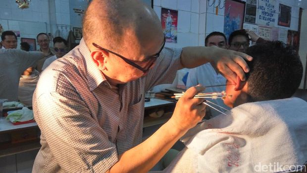 Sandiaga potong rambut di Ko Tang / 