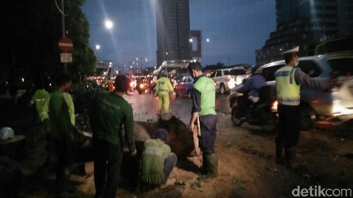 Pohon Besar yang Tumbang di MT Haryono Disingkirkan, Lalin Normal