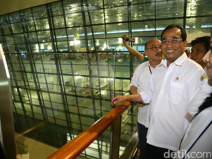 Menhub Tegur Lion Air soal Pilot yang Ajak Keluarga Masuk Kokpit