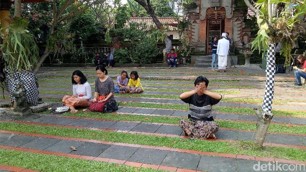  Umat Hindu merayakan hari Nyepi di Pura Aditya Jaya, Rawamangun, Jakarta Timur, Selasa (28/3/2017)