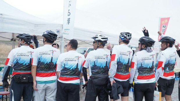 Baju yang mempromosikan Raja Ampat dan Borobudur (dok Kemenpar)