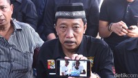Doyok nampak berpeci hitam saat berbincang dengan awak media seusai menghadiri pemakaman Eko DJ. (Foto: Noel/detikHOT)