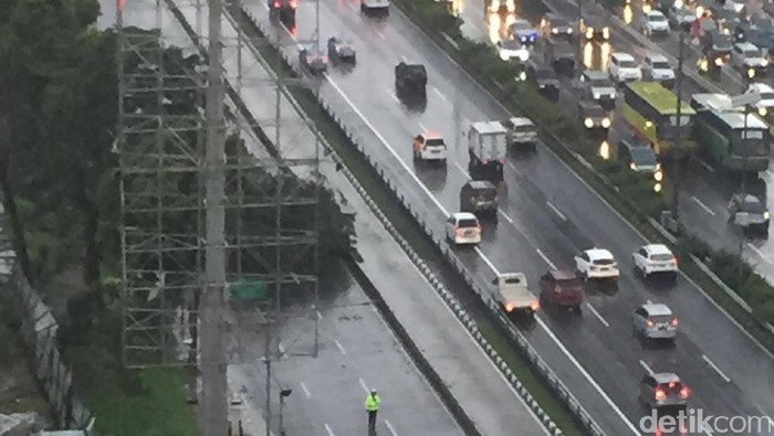 Pohon Tumbang Tutup Jalan MT Haryono Arah ke Cawang