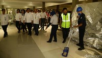 Petugas kebersihan sedang membersihlan lantai saat Budi Karya berkeliling meninjau kesiapan pengoperasian layanan penerbangan internasional di Terminal 3.