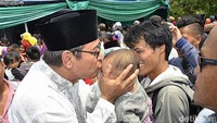 Djan Faridz menyapa warga. Dia juga sempat mencium seorang anak.