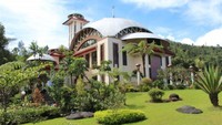 Apabila ada satu masjid yang gemar dilewati wisatawan di Puncak, maka Masjid At-Taawun di Cisarua masuk di daftar pertama. Lokasinya yang strategis kerap membuatnya disinggahi wisatawan yang tengah melintas (Idris/dTraveler)