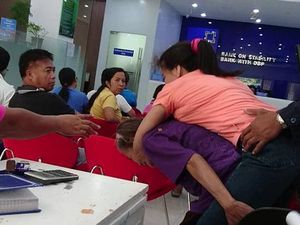 Mengharukan, Wanita Tua Ini Gendong Anaknya yang Lumpuh Kemana pun