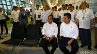 Budi Karya juga menyempatkan duduk di bangku ruang tunggu keberangkatan penerbangan internasional. 