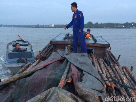 Polisi Tangkap Kapal Pembawa Kayu Jarahan yang Akan Diselundupkan