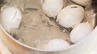 Jangan terlalu banyak menaruh telur dalam panci untuk direbus. Telur perlu ruang agar seluruh telur matang sempurna karena mendapatkan panas yang merata. Foto: Thinkstock/Pinterest