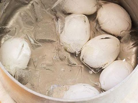 mengupas telur rebus