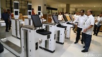Budi Karya juga meninjau area imigrasi Terminal 3 gate 2 yang berada di lantai dasar.