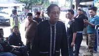 Tarzan nampak baru datang ke rumah duka. (Foto: Noel/detikHOT)