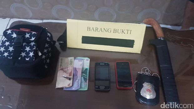 Sejumlah barang bukti yang disita polisi.
