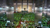 Sebagian besar jemaah yang hadir mengenakan pakaian berwarna hijau.