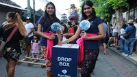 Jegeg Bungan Desa Kuta bersiap menyambut turis yang akan berpartisipasi dalam memberikan penilaian di Festival Ogoh-ogoh. Ini merupakan tahun ke-5 Blue Bird Bali mendukung Festival Desa Adat Kuta dalam rangka menyambut Hari Raya Nyepi. Pool/Blue Bird.
