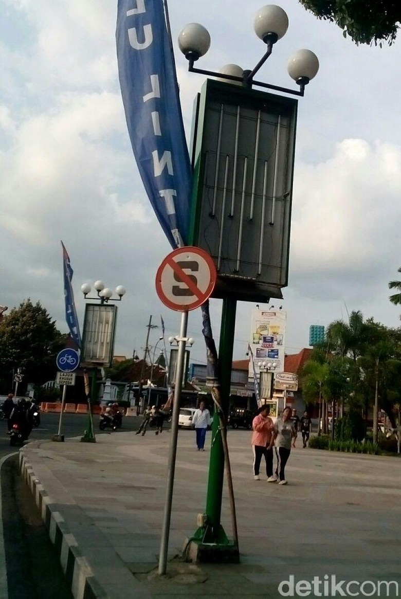 Tak Berizin, Reklame Iklan Smartphone di Alun-Alun Jember Dicopot Tak Berizin, Reklame Iklan Smartphone di Alun-Alun Jember Dicopot