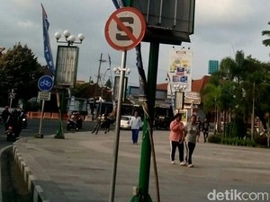 Tak Berizin, Reklame Iklan Smartphone di Alun-Alun Jember Dicopot