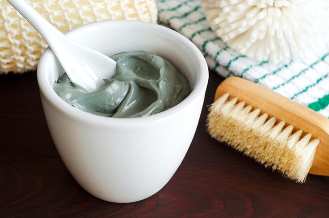 Atasi Rambut Kering dan Berketombe dengan 5 Racikan Masker Ini
