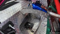 Kabin menyisakan dua jok di bagian depan, dan mencopot jok bagian belakang yang dipasangi plat bordes. Foto: Khairul Imam Ghozali
