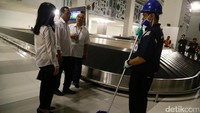 Budi Karya menyapa salah satu pegawai pembersih ruangan. Dia menyebutkan, pekerjaan pembersihan sudah dimulai seiring perpindahan pengoperasian penerbangan internasional dari Terminal 2 ke Terminal 3 April mendatang.
