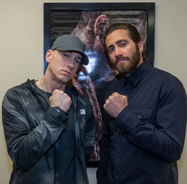 Rapper Eminem juga jarang tersenyum saat difoto. Ia lebih suka memperlihatkan ekspresi datar, hampir di semua momen yang terekam oleh kamera. Foto: Instagram