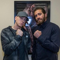 Rapper Eminem juga jarang tersenyum saat difoto. Ia lebih suka memperlihatkan ekspresi datar, hampir di semua momen yang terekam oleh kamera. Foto: Instagram