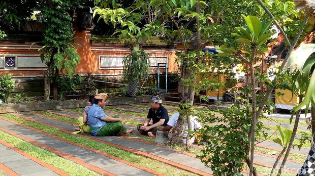  Umat Hindu merayakan hari Nyepi di Pura Aditya Jaya, Rawamangun, Jakarta Timur, Selasa (28/3/2017)