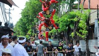 Peserta dari Banjar Kuta mengarak Ogoh-ogoh. Pool/Blue Bird.