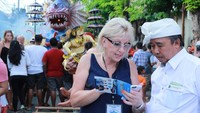 Panita festival menjelaskan tata cara memberikan penilaian Ogoh-ogoh. Pool/Blue Bird.