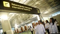 Budi Karya mengecek kesiapan pengoperasian layanan penerbangan internasional di Terminal 3.